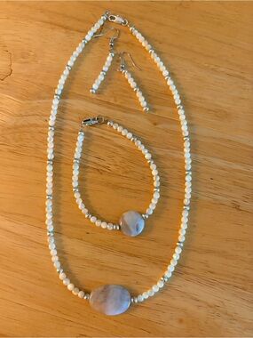 0185) Mother of Pearl and Agate,Necklace, Bracelet & Earring Set